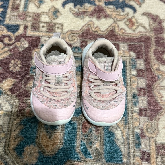 • Nike • Girls Free Sneakers Pink Foam 6C Good Condition - Picture 2 of 5